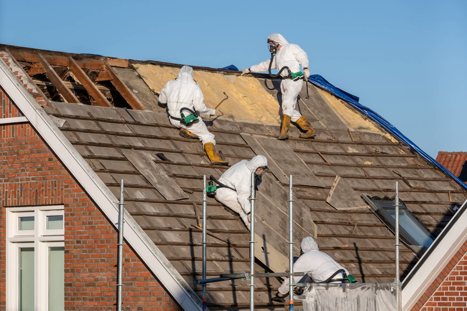 United Roofing LLC logo